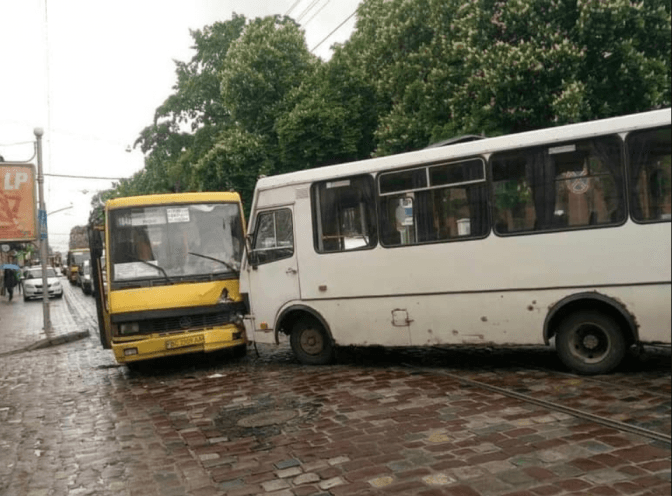 У Львові зіткнулись дві маршрутки, постраждали п’ятеро пасажирів