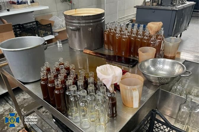 На Львівщині викрили масштабний підпільний алкозавод. Фото