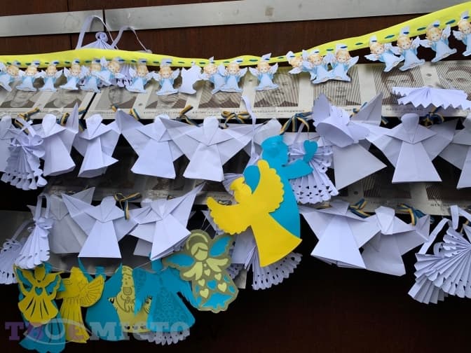 У Львові діти паперовими янголами вшанували пам’ять Небесної сотні. Фото, відео