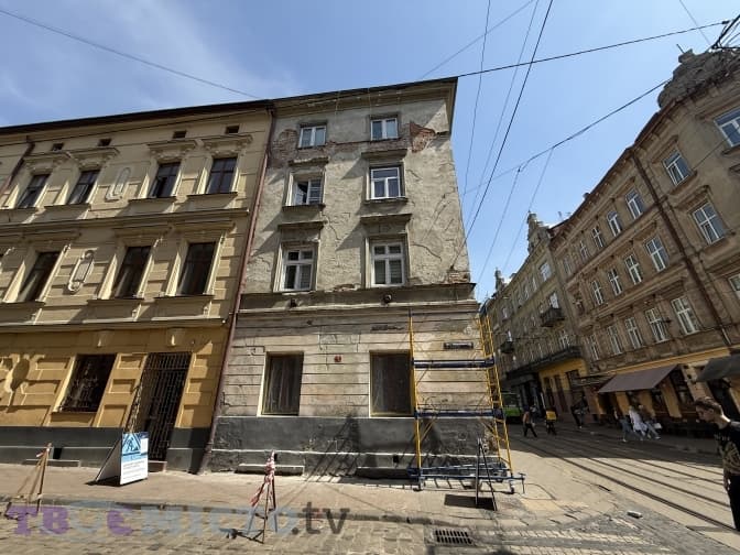 На Руській в центрі Львова проводять ремонт фасаду історичного будинку