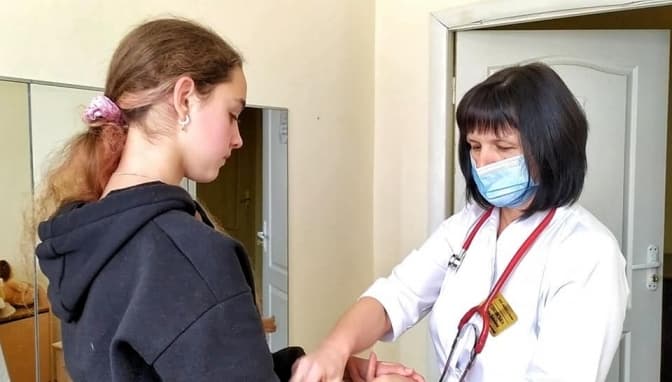 Лікарі врятували 11-річну львів’янку, в якої після Covid-19 почали відмовляти руки та ноги