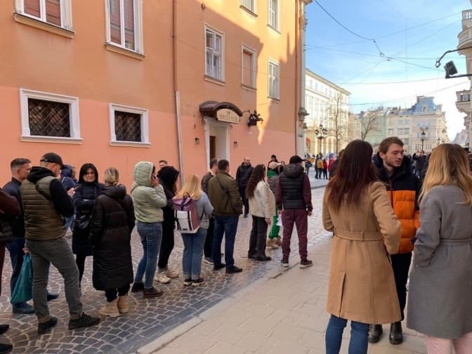 Чому у Львові деякі мережі попри заборону продавали алкоголь