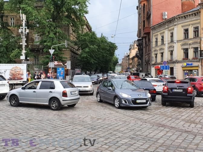 У Львові розчистили головні магістралі та частково відновили роботу електротранспорту