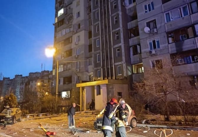 Збита над Києвом ракета впала на багатоповерхівку. Є руйнування будинку та жертви