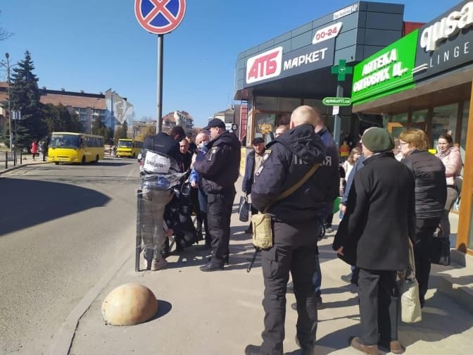 Мешканців Львівщини просять не плутати мародерство з крадіжками і не чинити самосуд