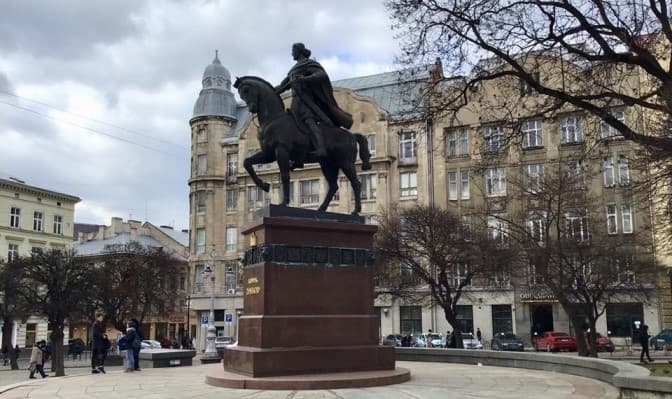 Біля пам’ятника королю Данилу у Львові зріжуть шість старих дерев
