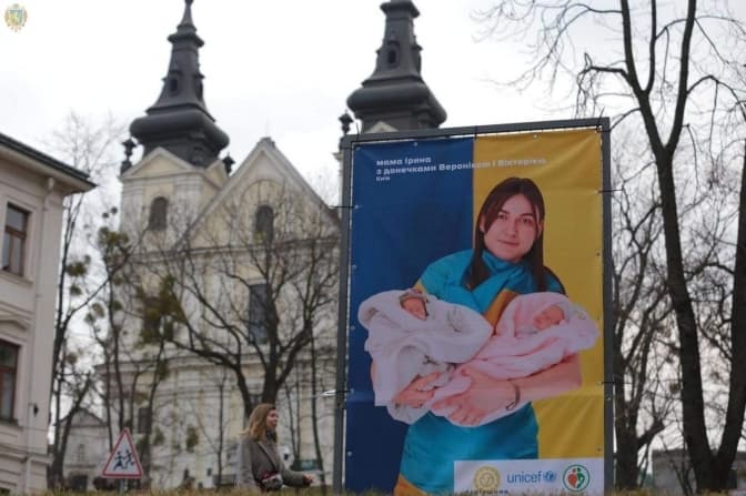 «Із вогню до життя». У Львові відкрили фотовиставку майбутніх мам, які вимушено покинули гарячі точки України