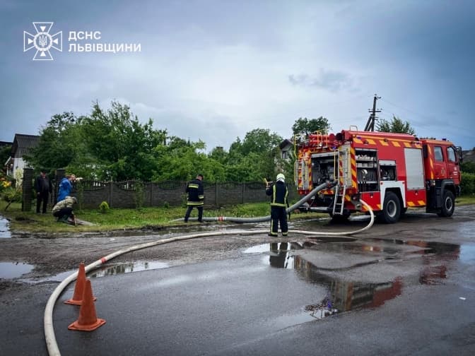 Наслідки негоди на Львівщині: відновили електрику, проїзд і тривають роботи з відкачування води