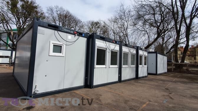 У Львові почали монтувати перше контейнерне містечко для переселенців. Фото, відео