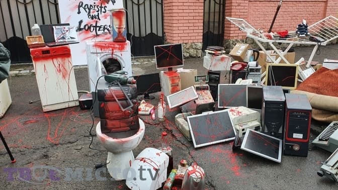 Пам’ятник мародерству. Під російським консульством у Львові влаштували спеціальну акцію