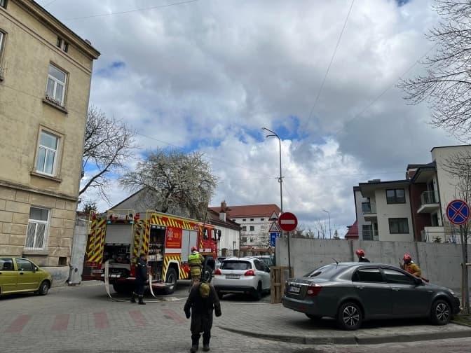 На даху монастиря у Львові виникла пожежа. Гасили 30 рятувальників