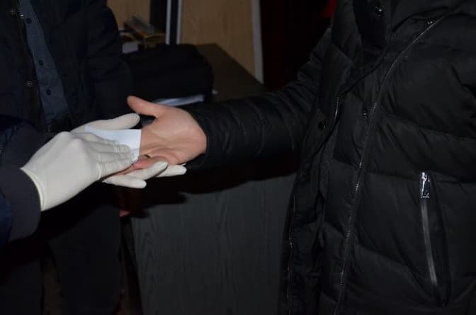 На Львівщині на хабарі впіймали посадовця міграційної служби. Фото