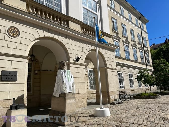 У Львові скульптури левів одягнули у вишиванки. Фото