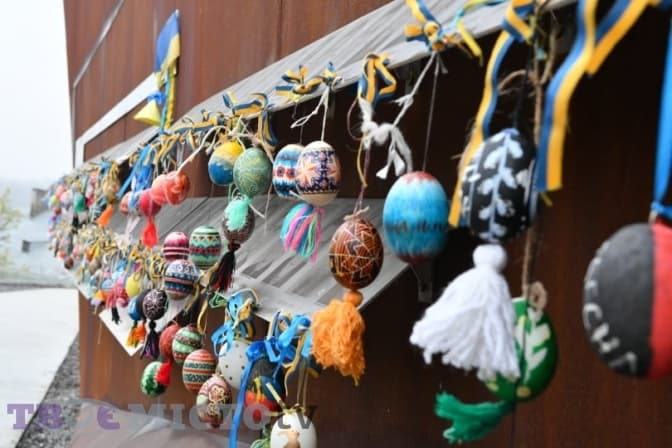 У Львові родини Героїв Небесної сотні прикрасили меморіал писанками. Фото, відео