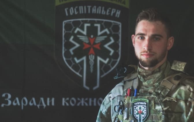 «Щоби забрати поранених вночі, ми їдемо навпомацки». Як воює парамедик із «Госпітальєрів»