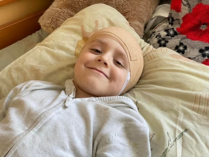 Машину розстріляли. До львівської лікарні евакуювали хлопчика, якого мама врятувала від куль