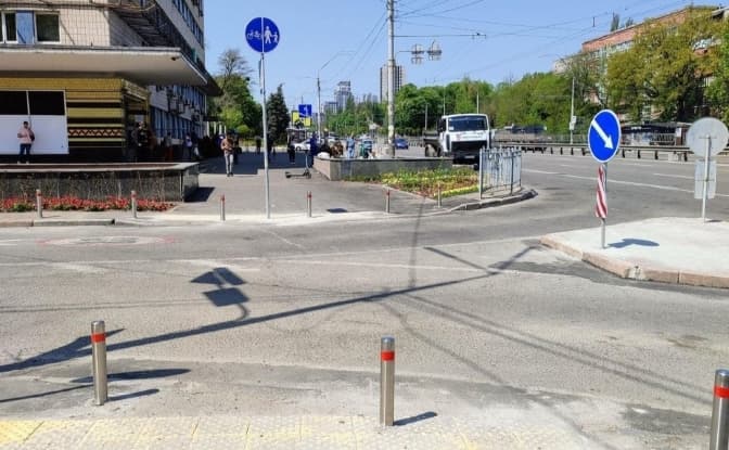 У Києві біля станції метро «Політехнічний інститут» облаштували наземний перехід