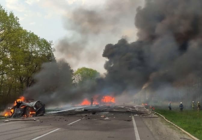 На Рівненщині сталася масштабна ДТП, де загинуло 16 людей. Рух трасою Київ – Чоп перекрито