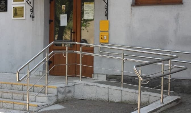 У львівських школах створюють безбар’єрний простір: входи, ліфти та тактильні таблиці