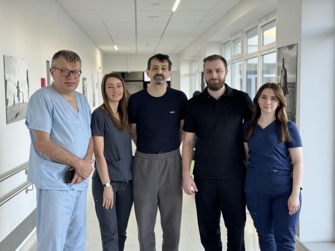 «Це вже був невідкладний стан»: львівські лікарі врятували чоловіка від смерті через защемлені пахові грижі