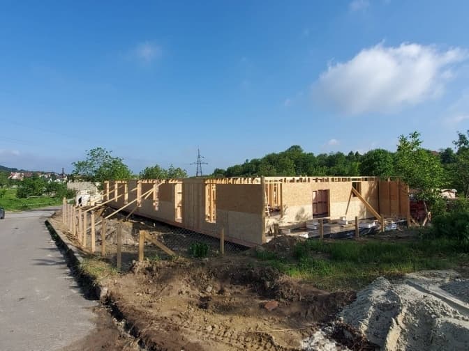 У Львові почали зводити тимчасове житло для вагітних переселенок. Фото