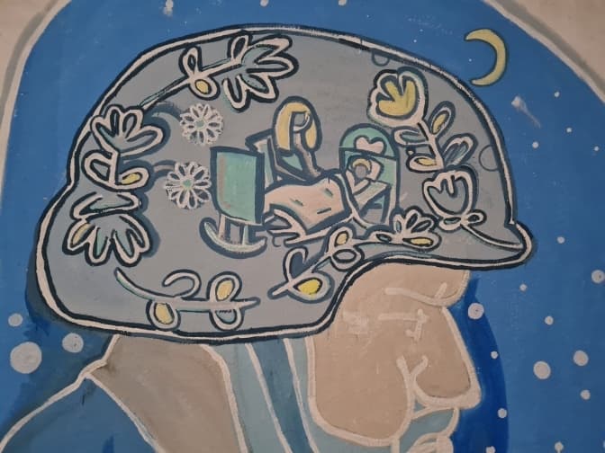 На Львівщині мешканці та вимушені переселенці розмальовують бомбосховища