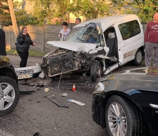 У Львові сталася ДТП, де зіткнулися два авто. Є постраждалі. Оновлено