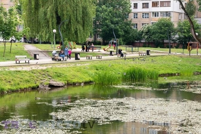 На Симоненка у Львові чистять озеро. Чи облаштували там обіцяний громадський простір