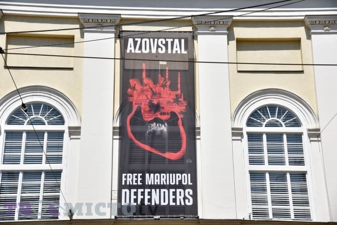 На ратуші у Львові вивісили банер на підтримку захисників Маріуполя. Фото