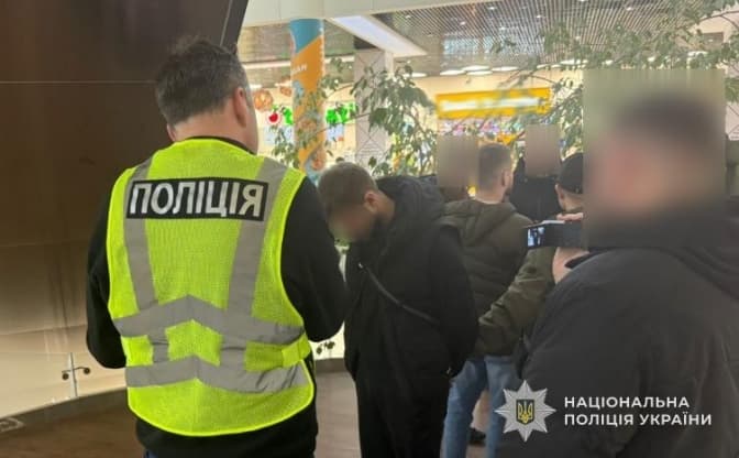 Погрози, побої та пошкоджене авто: у Львові затримали чоловіків, які вимагали 120 тисяч доларів