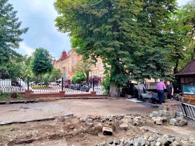 Поблизу Стрийського парку демонтували колибу, що належала недіючому підприємству