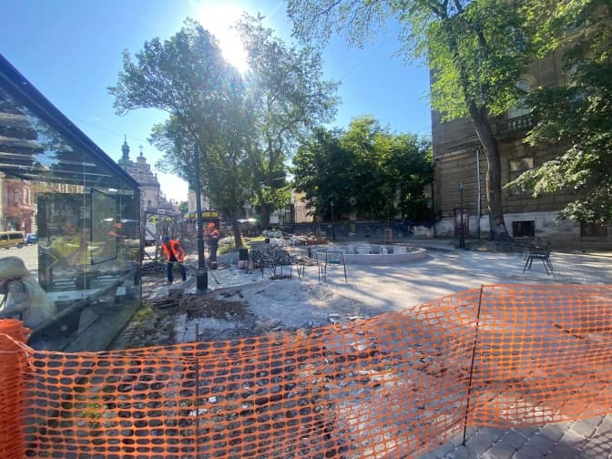 Меморіал з квітів на площі Галицькій демонтували та передадуть в управління туризму