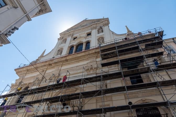 У Львові знімають риштування з фасаду будівлі Гарнізонного храму. Фото