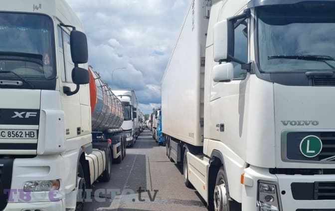 У Києві запровадили тепловий режим. Проїзд вантажівок заборонений