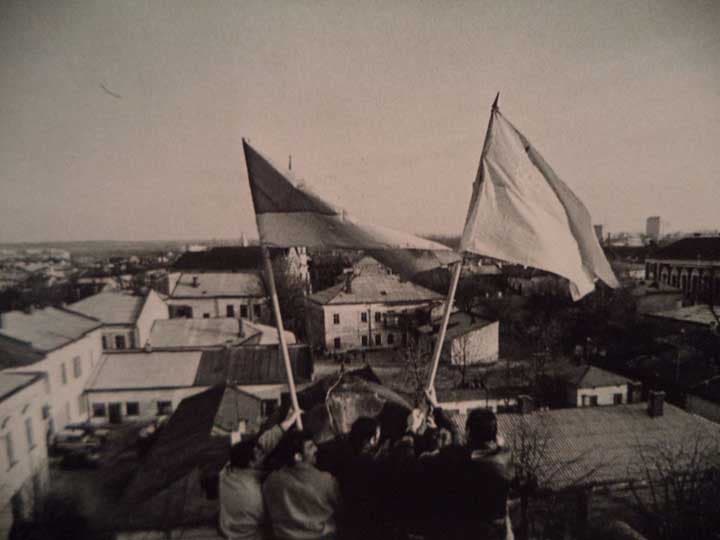 Підняття українського прапора в Стрию 14 березня 1990 року / фото з сайту Стрийської міської ради