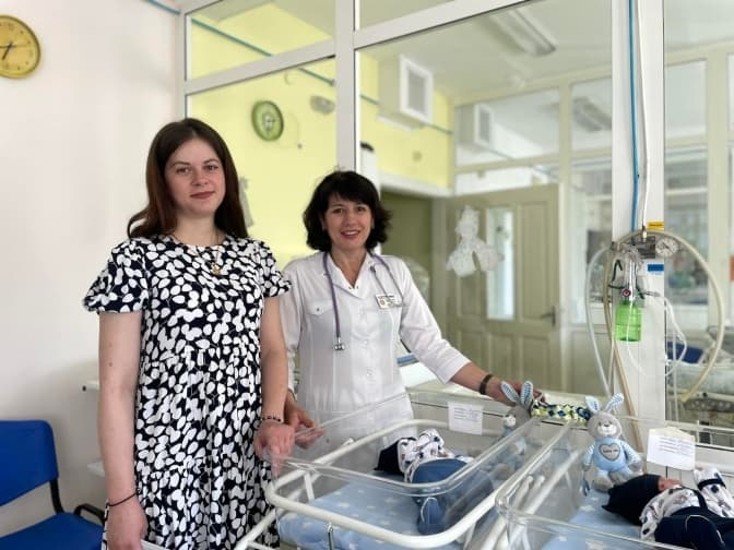 Із львівської лікарні виписали братиків-близнят, що народилася з переплетеними пуповинами