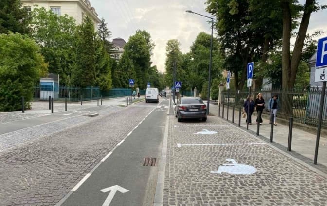 На відремонтованих вулицях Пекарській та Шімзерів у Львові нанесли дорожню розмітку
