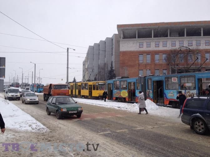 Ситуація на дорогах Львова. Затор із трамваїв на Угорській. Фото