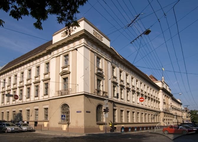 У Львові конкурують за будівлю колишньої головної пошти. Що про неї відомо і що там могло би бути