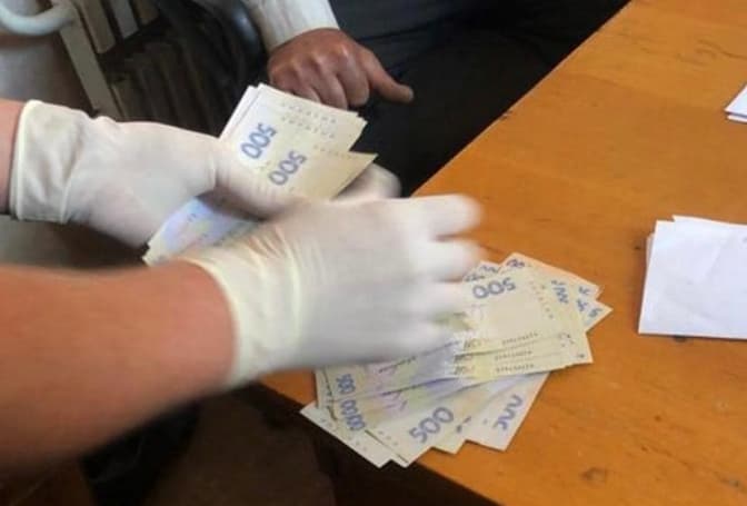 На Львівщині затримали посадовців, які за хабарі здавали в оренду спецтехніку