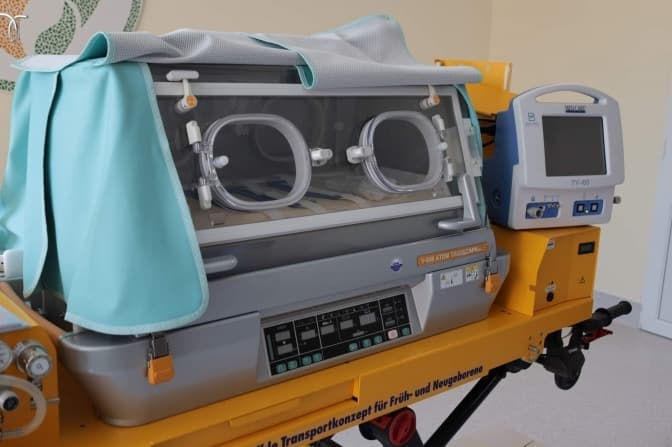 Львівська лікарня отримала інкубатор для перевезення передчасно народжених дітей