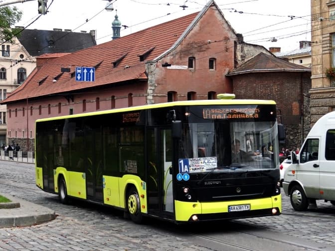 В автобусах АТП-1 впроваджують безготівкову оплату проїзду