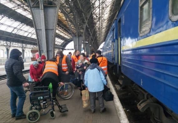 36 годин в дорозі. ​​До Львова привезли групу евакуйованих мешканців Маріуполя
