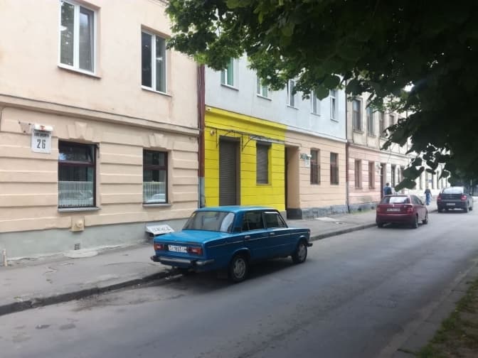 Частину фасаду історичної будівлі у центрі Львова перефарбували у яскраво-жовтий колір