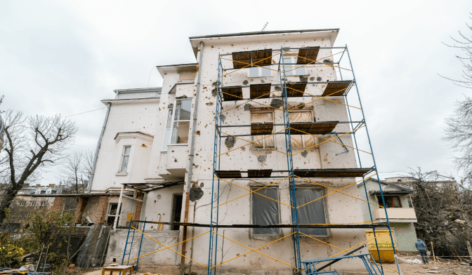 У Львові розпочали відбудову будинку на Коновальця, який постраждав від ракети рф