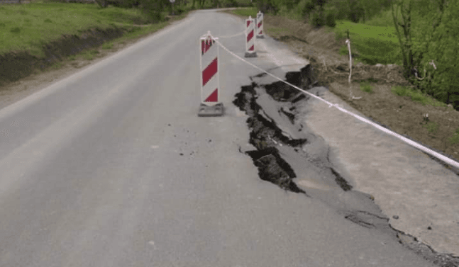 На Львівщині після дощів обвалилася відремонтована дорога Бориня – Боберка