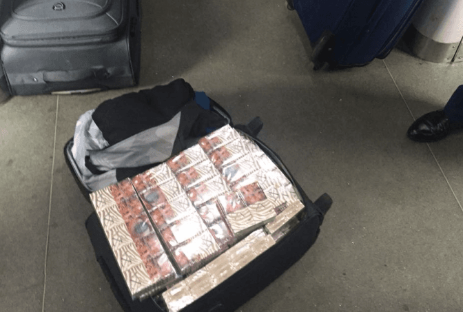 У туалеті Інтерсіті Львів-Перемишль знайшли 8 валіз із сигаретами. Фото