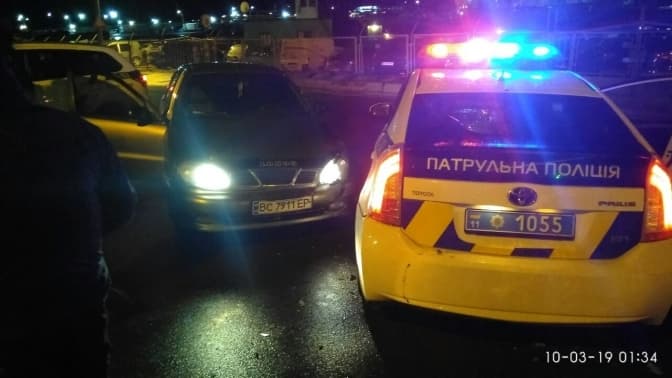 Нетверезий львів'янин без водійських прав втікаючи протаранив авто поліції. Відео