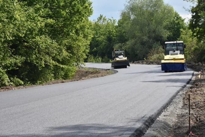 На Львівщині ремонтують трасу Нижанковичі — Стрий. Фото