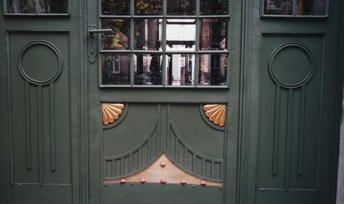 У Львові відреставрували унікальну сецесійну браму з сусальним золотом